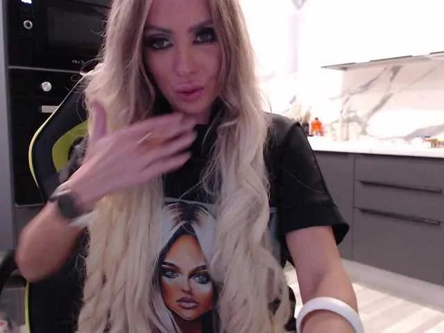 blondalina on BongaCams