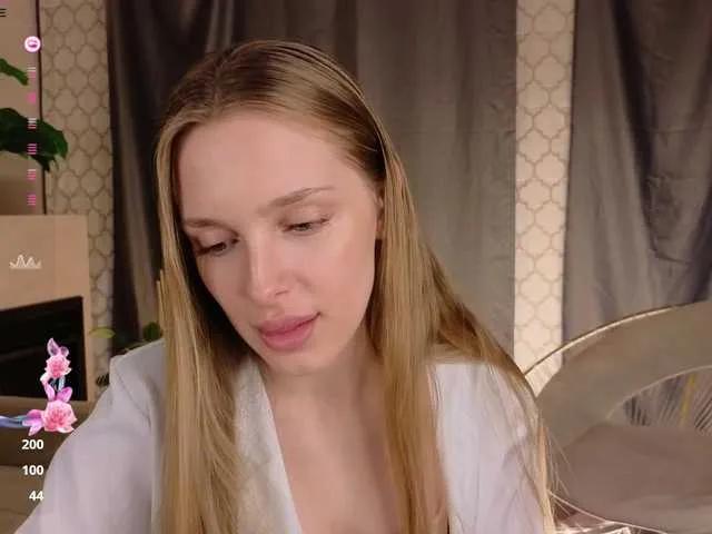 CrimsonAura from BongaCams