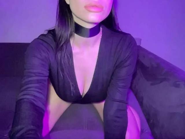 KinaGlow on BongaCams