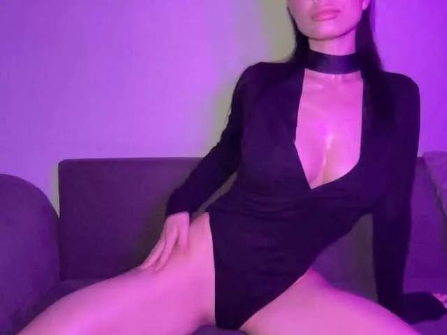KinaGlow on BongaCams