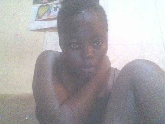 Freechat PrettyG on BongaCams