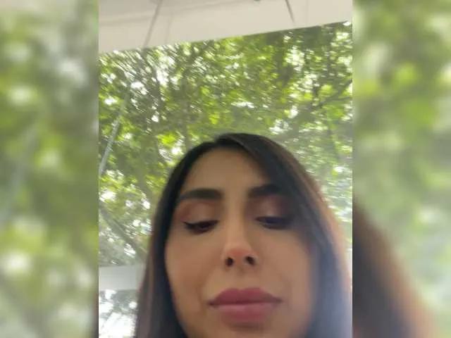 Masturbate to cute camwhore SallyeLeins SallyeLeins from BongaCams