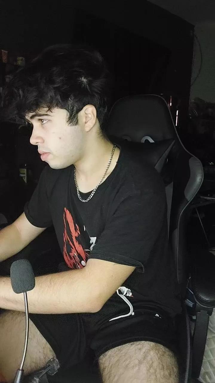 BigDick21cmPezL on Cam4 
