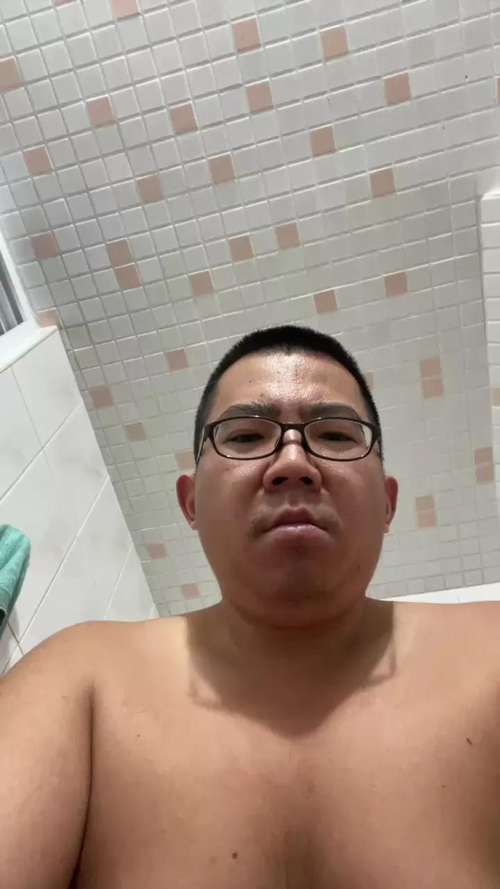 Edgemebear69 on Cam4 