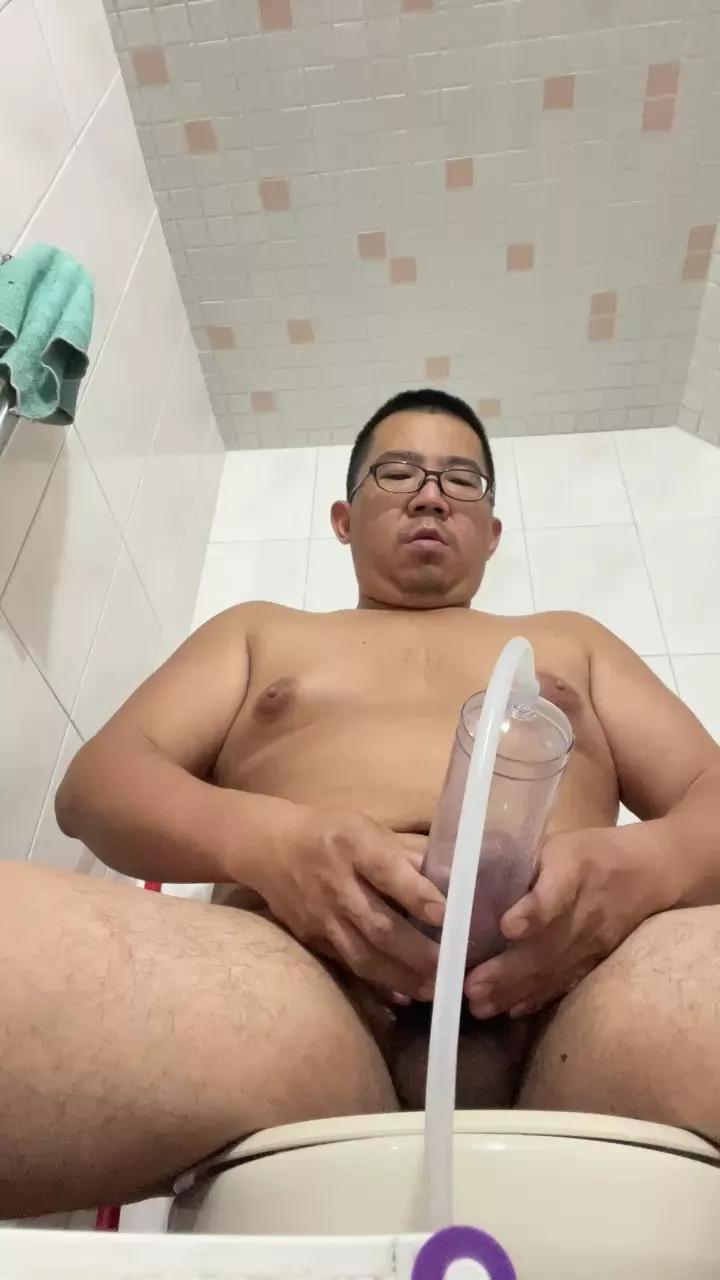 Edgemebear69 on Cam4 