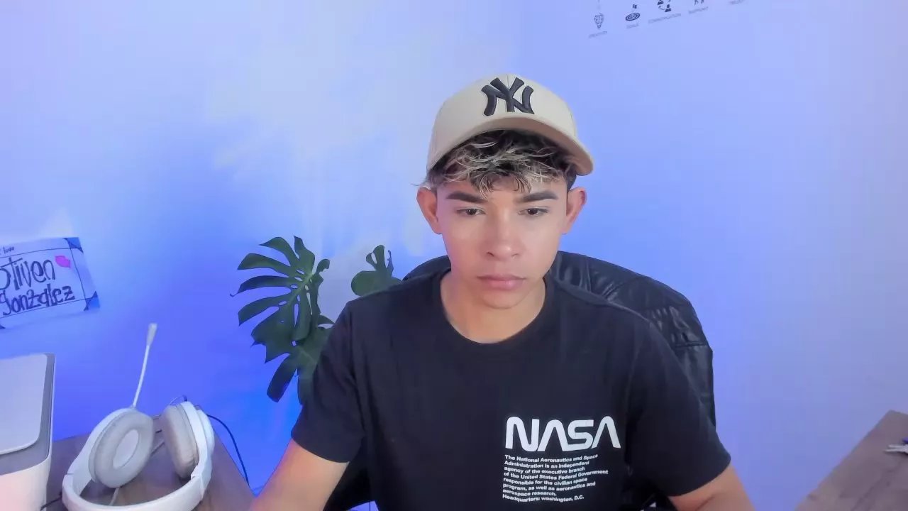 Offline HOTGUYS01 on Cam4