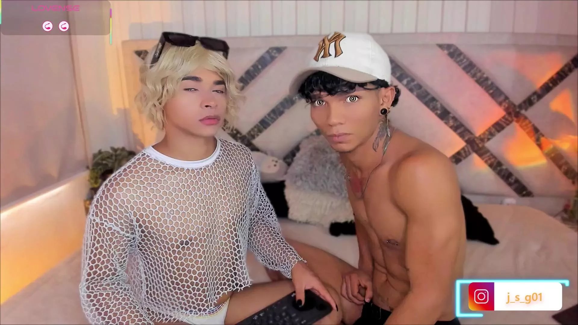 Offline HOTGUYS01 on Cam4