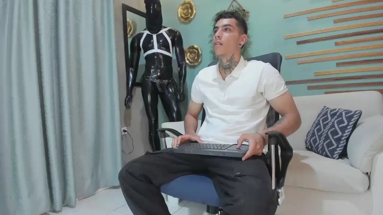 Offline jharol_cardona on Cam4