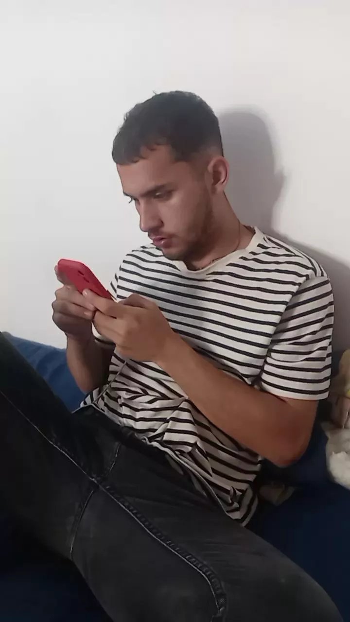 Offline jorgeeeeeeeeee on Cam4