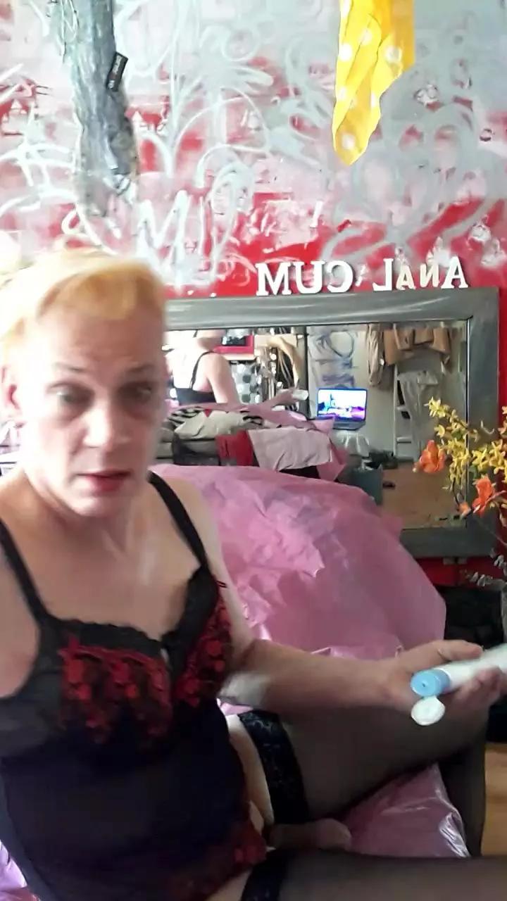 LadyCross_hot on Cam4 