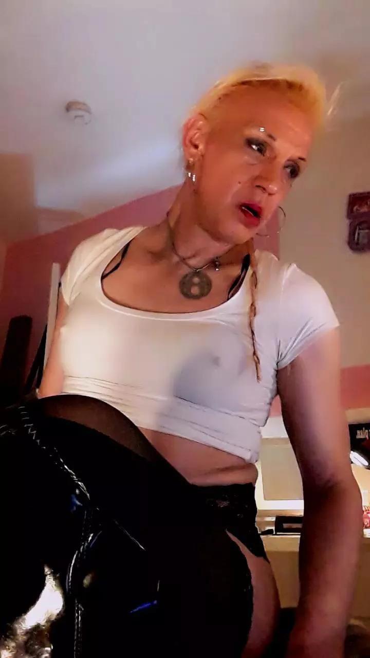 LadyCross_hot on Cam4 