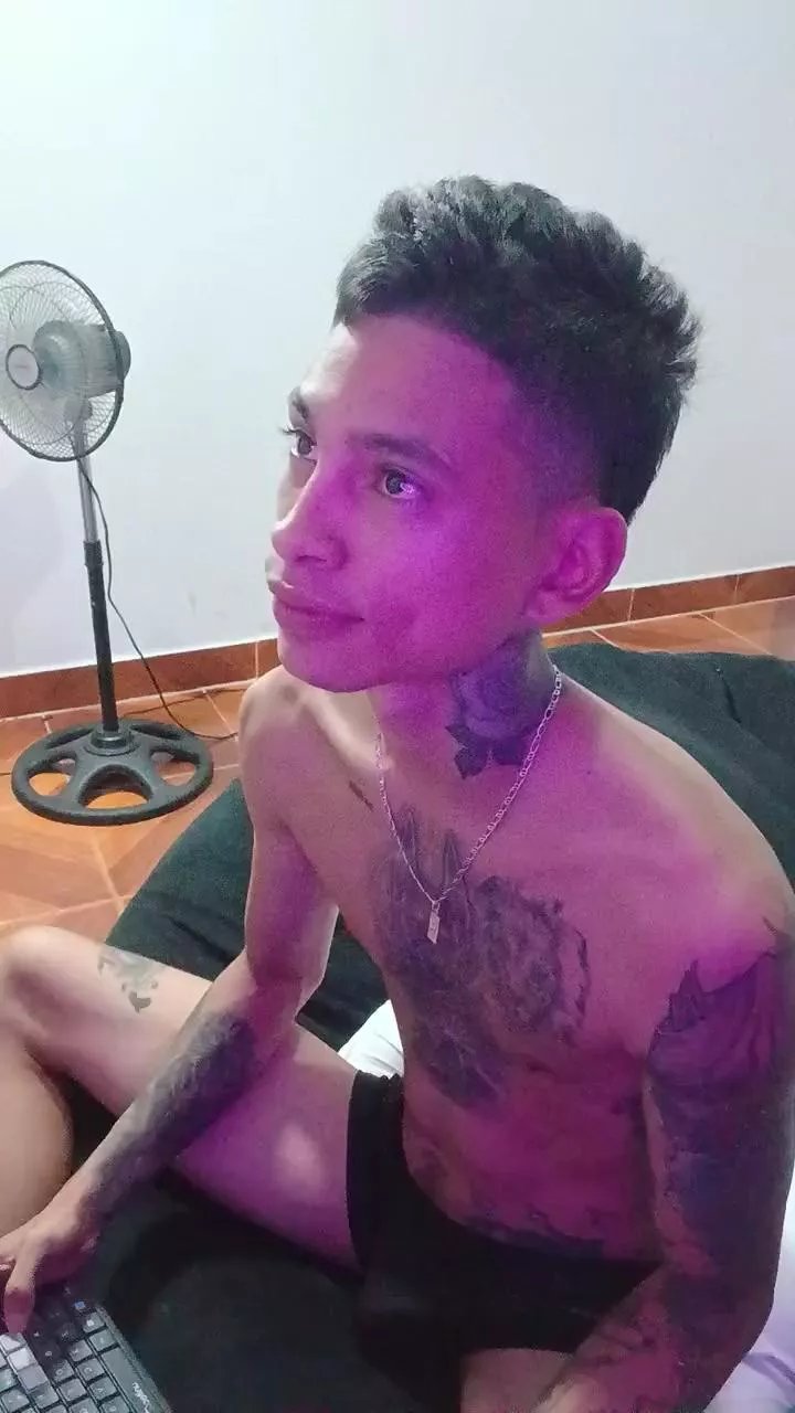 Offline MonkeyD_66 on Cam4