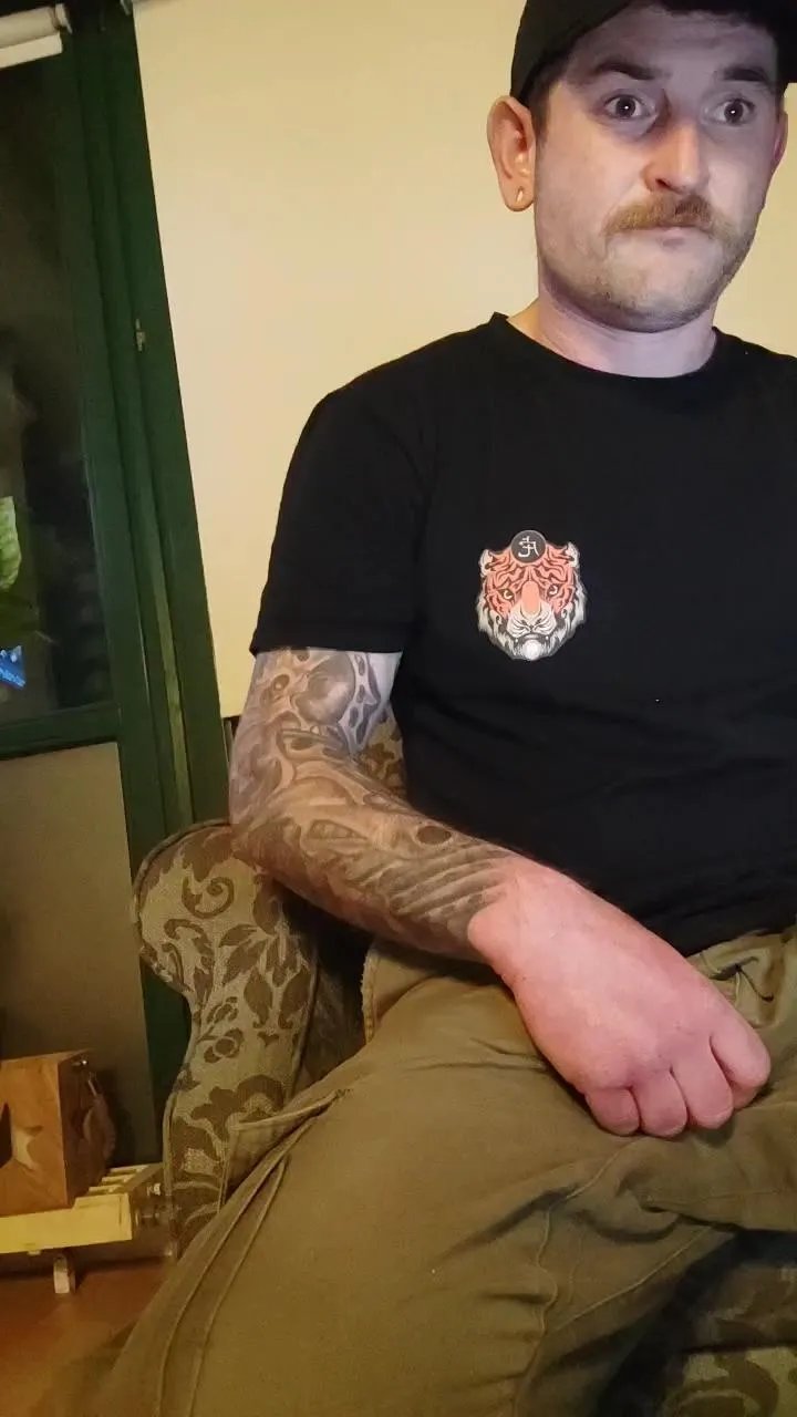 Offline Mooooustache on Cam4