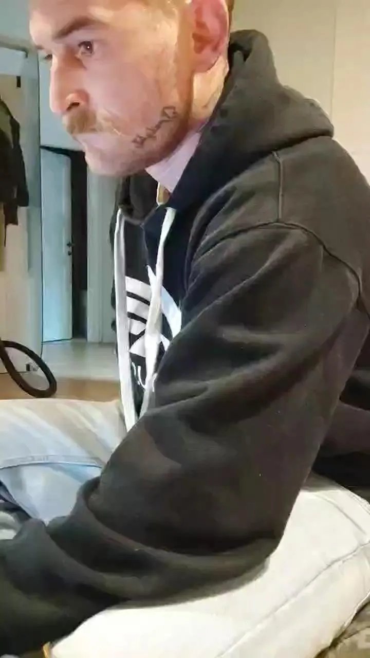 Offline Mooooustache on Cam4