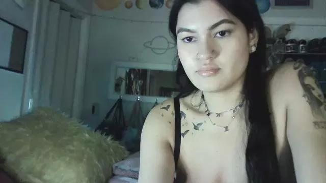 Nikkikittyx3 on Cam4 