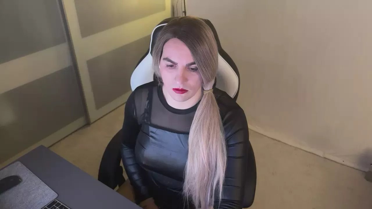 Offline NylonQueen87 on Cam4