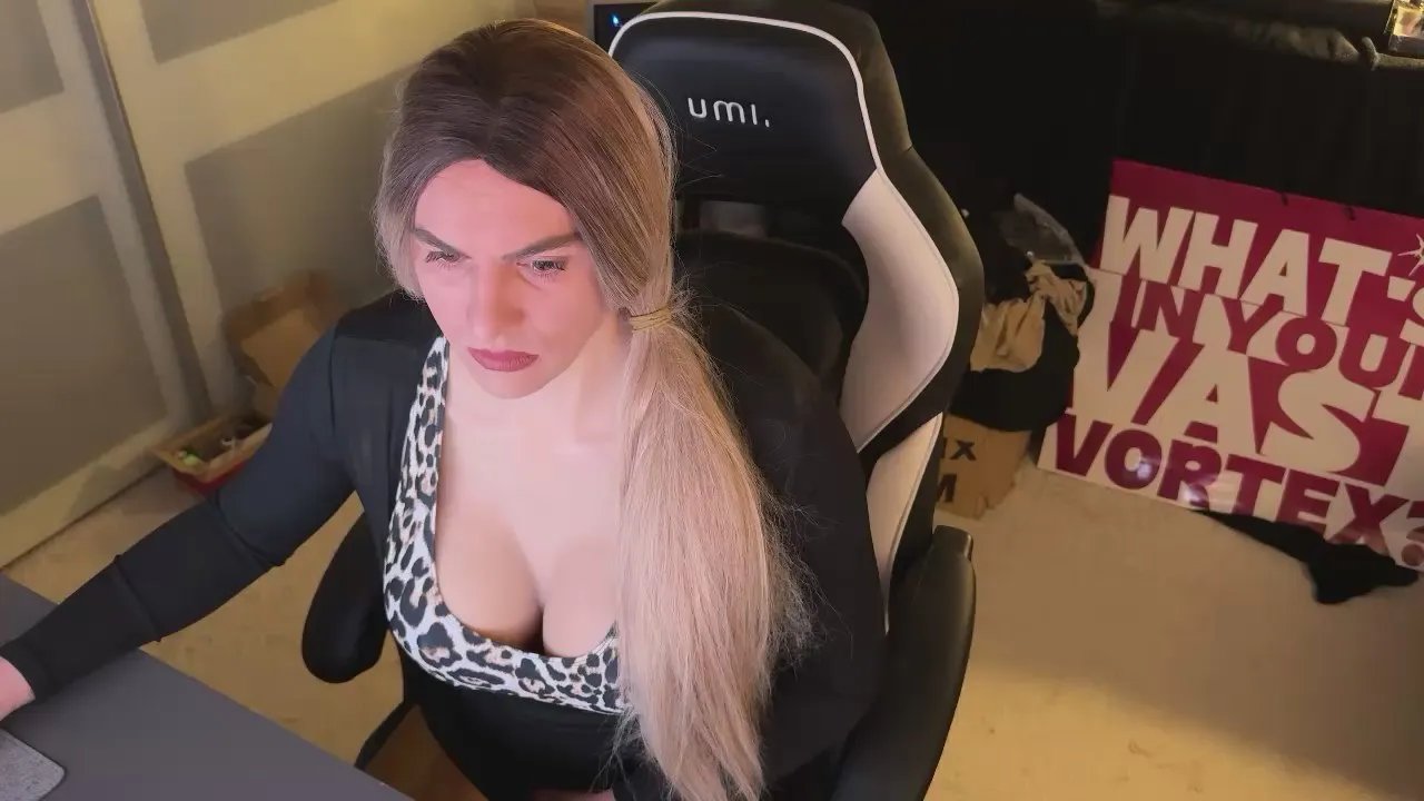 Offline NylonQueen87 on Cam4