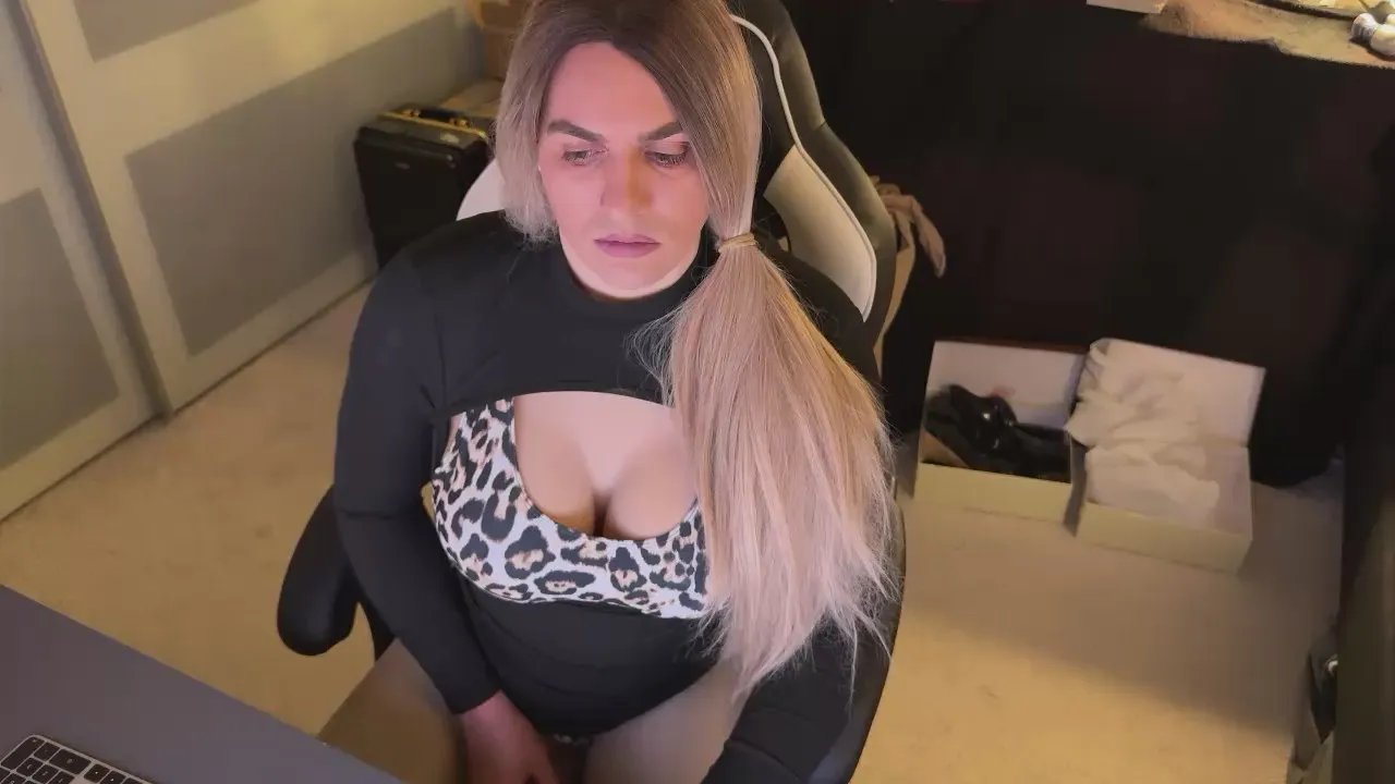 Offline NylonQueen87 on Cam4