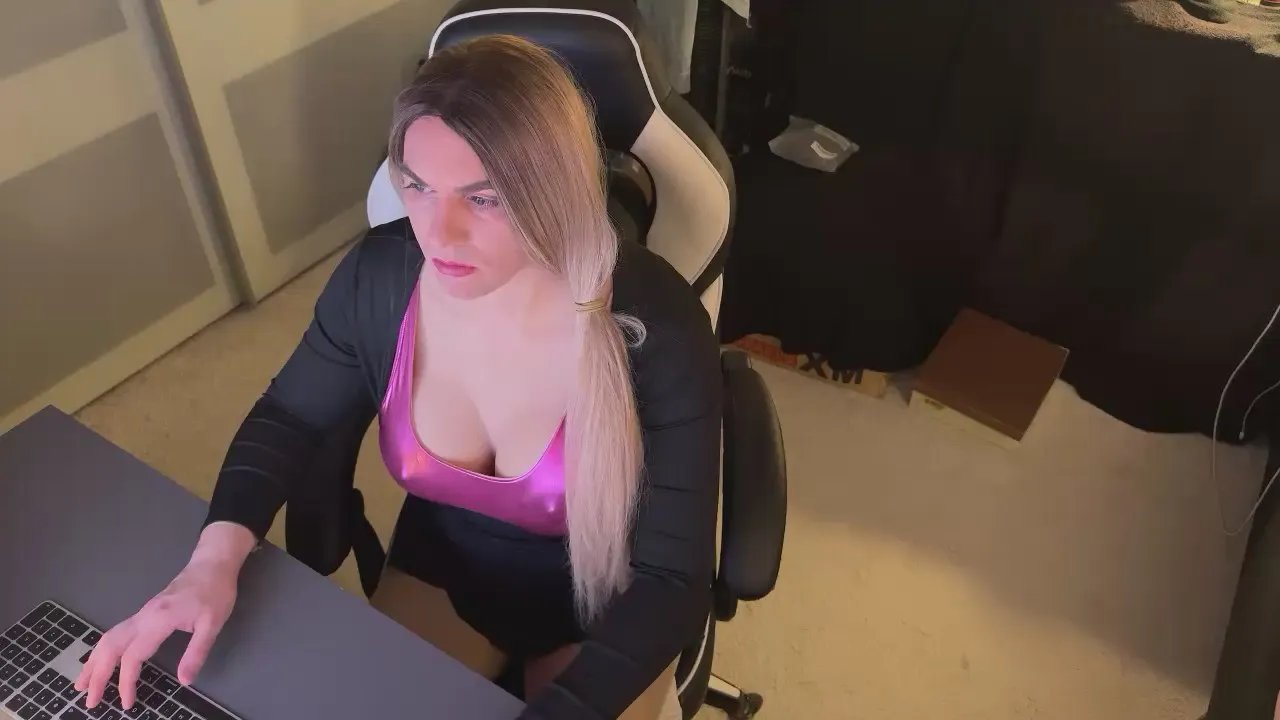 Offline NylonQueen87 on Cam4