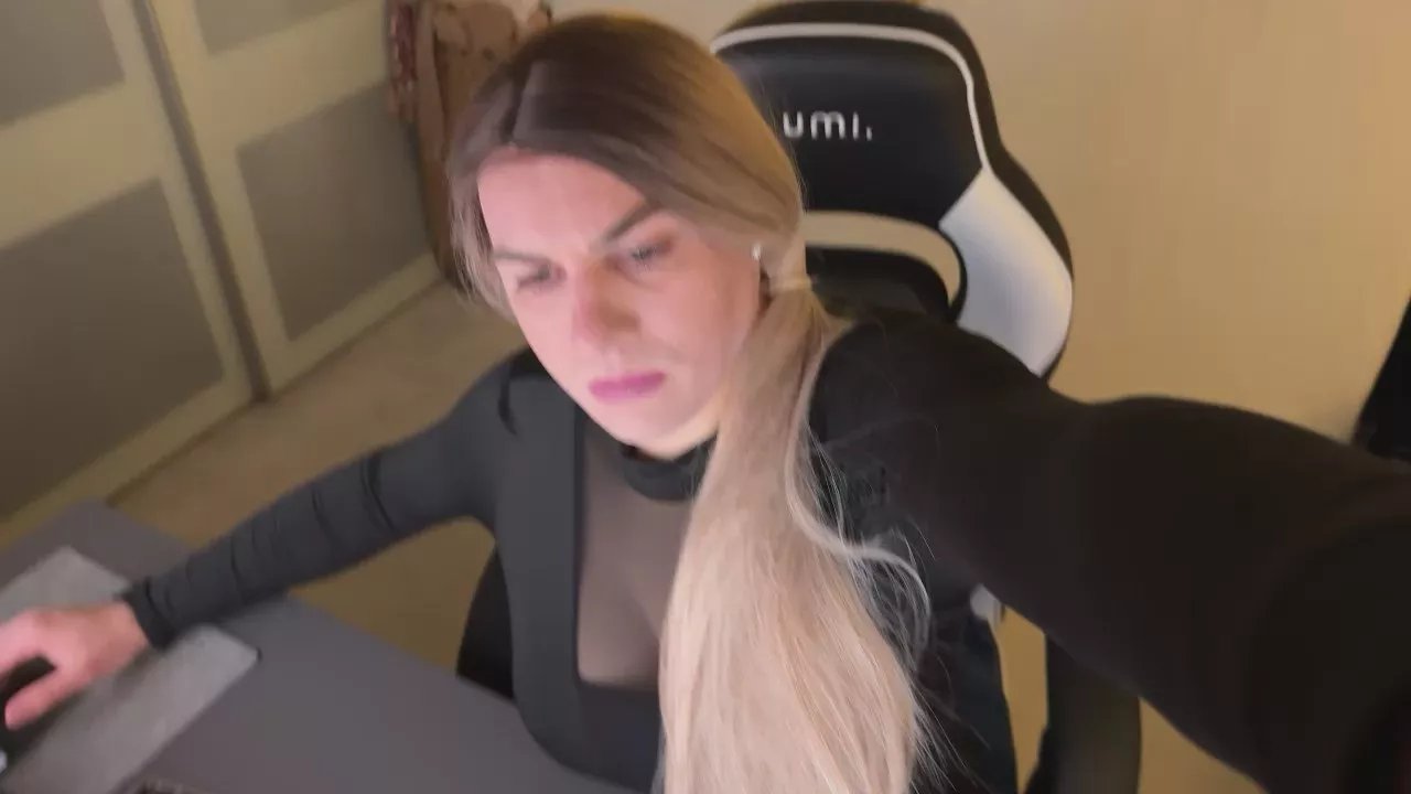 Offline NylonQueen87 on Cam4