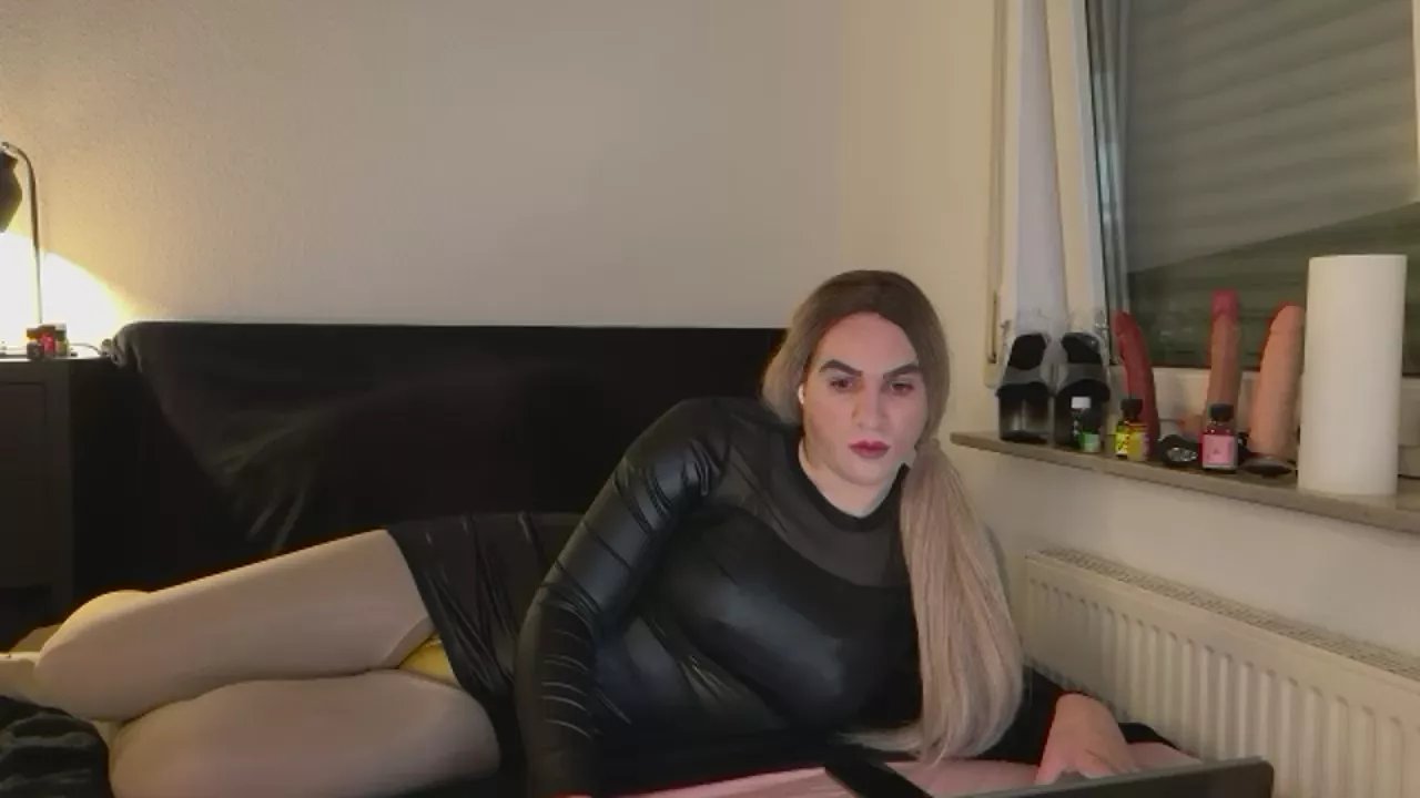 Offline NylonQueen87 on Cam4