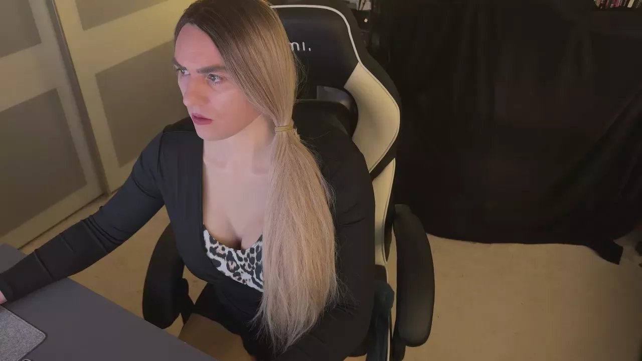 Offline NylonQueen87 on Cam4