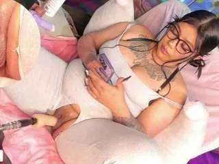 curvy-brunette on CamSoda 
