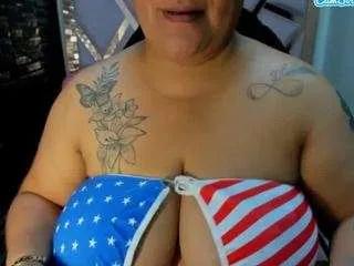 Freechat daianalutzrx on CamSoda