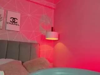 Freechat dollyzoe on CamSoda