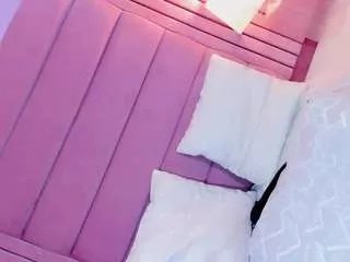 Freechat emmajonees on CamSoda