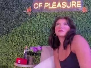 emmily-z on CamSoda 