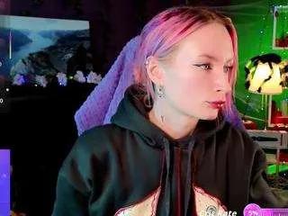 Freechat helen-carter on CamSoda