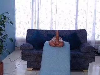 hot-white-snows on CamSoda 