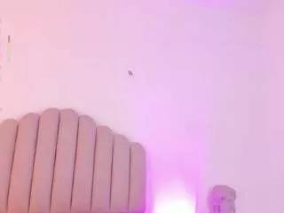 huge-boobs-ebony on CamSoda 