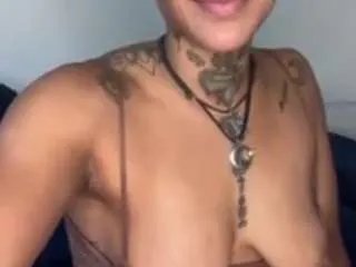 Freechat iambaldheadbrittany on CamSoda