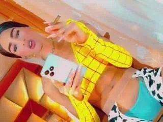 Freechat isabellalatingirs on CamSoda
