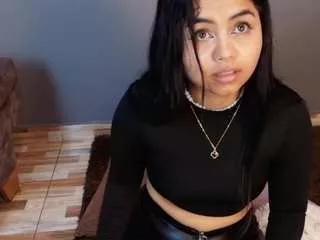 jade-brunnette on CamSoda 