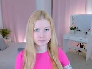 lalypeach on CamSoda 