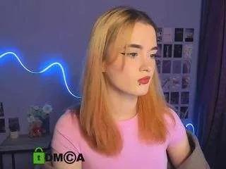 liana-kisses on CamSoda 