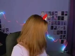 liana-kisses on CamSoda 