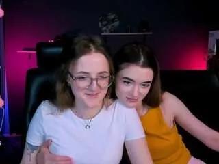 liana-kisses on CamSoda 