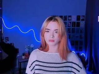 liana-kisses on CamSoda 