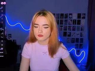 liana-kisses on CamSoda 