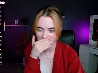 liana-kisses on CamSoda 
