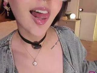 Offline maeeve on CamSoda