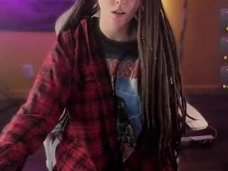 Freechat maeveee on CamSoda