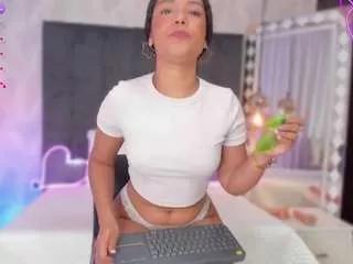 mia-hazel22 on CamSoda 