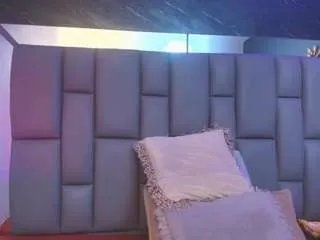 Freechat miaabrownn on CamSoda