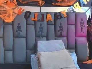 Freechat miaabrownn on CamSoda