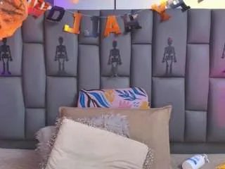 Freechat miaabrownn on CamSoda